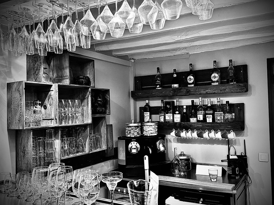 02-bar-en-noir-et-blanc